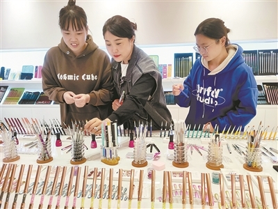 顾客挑选美妆笔