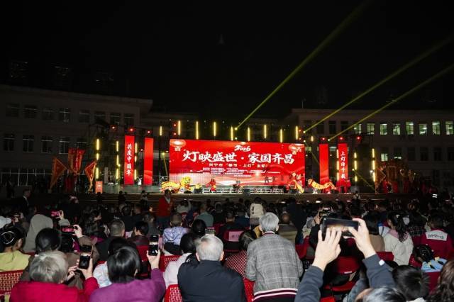 晚会吸引众多市民群众观看。