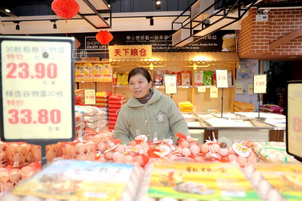 2026年2月13日,江西省吉安市峡江县一大型商超内,市民在选购年货。