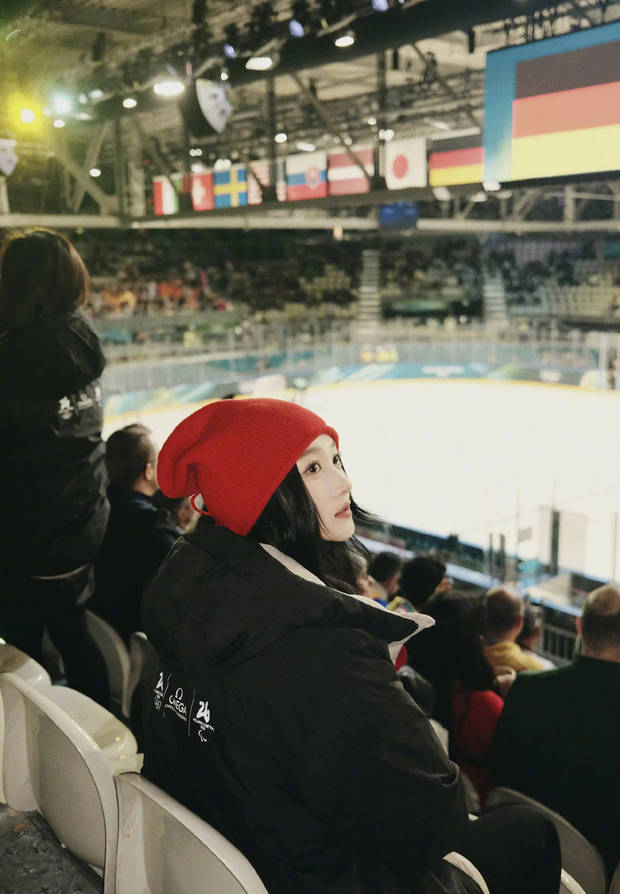 搜狐娱乐讯 2月10日，关晓彤晒出自己在米兰冬奥会观赛的美照。