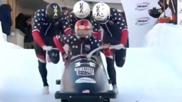 这段比赛失误画面解说员都没忍住不笑！四人雪车比赛，三人没上车，剩一名驾驶员跌跌撞撞奔向终点，网友：这才是真正的背后空无一人