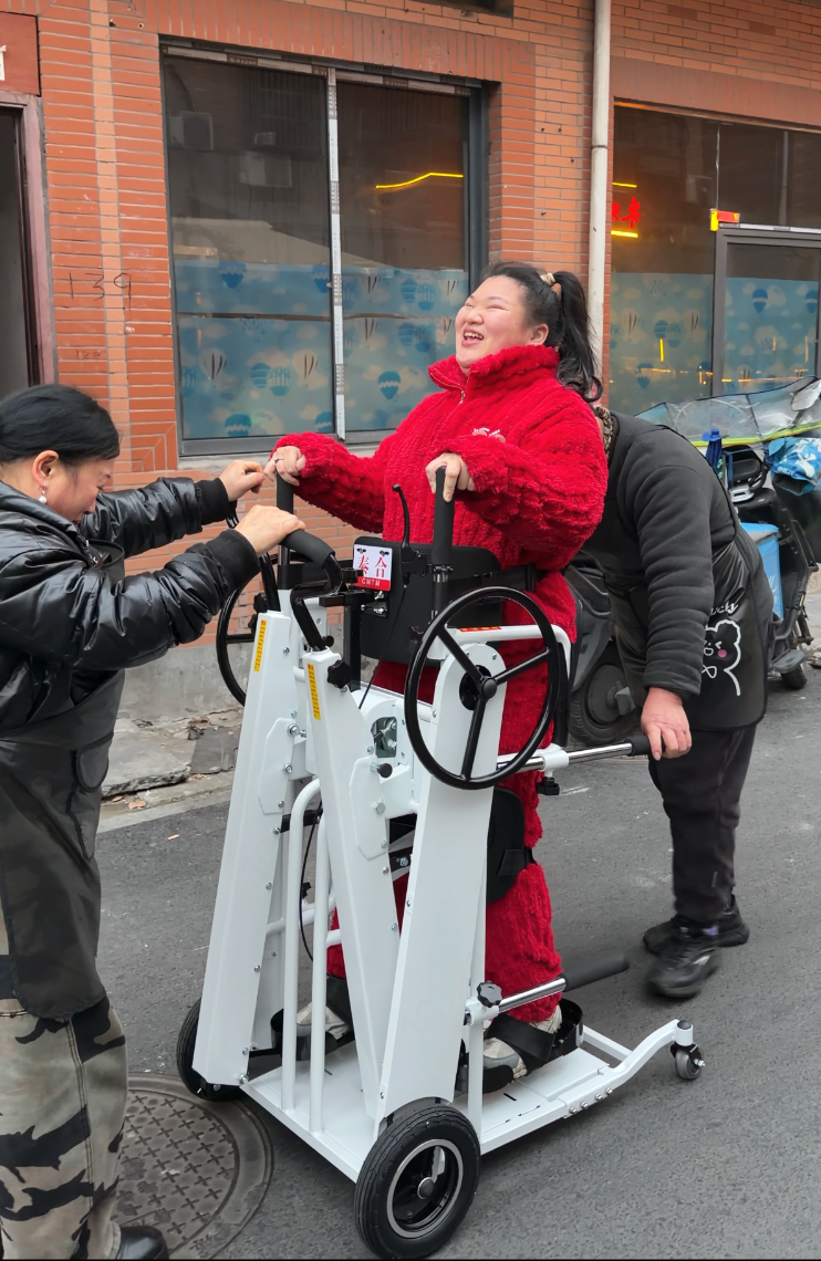 袁大姐的女儿尝试依靠助行器移动