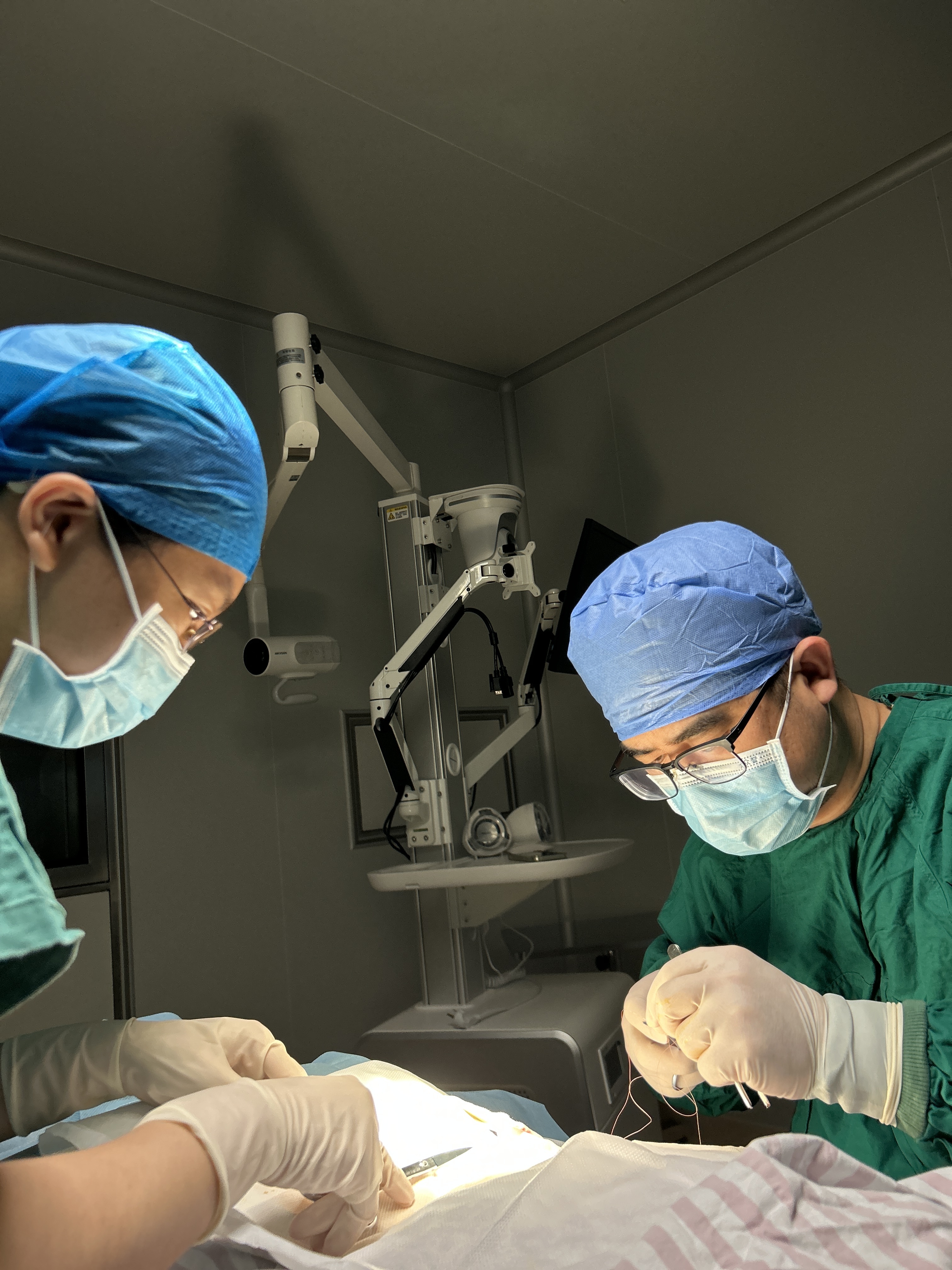 图为：医护人员正在为患者进行手术。