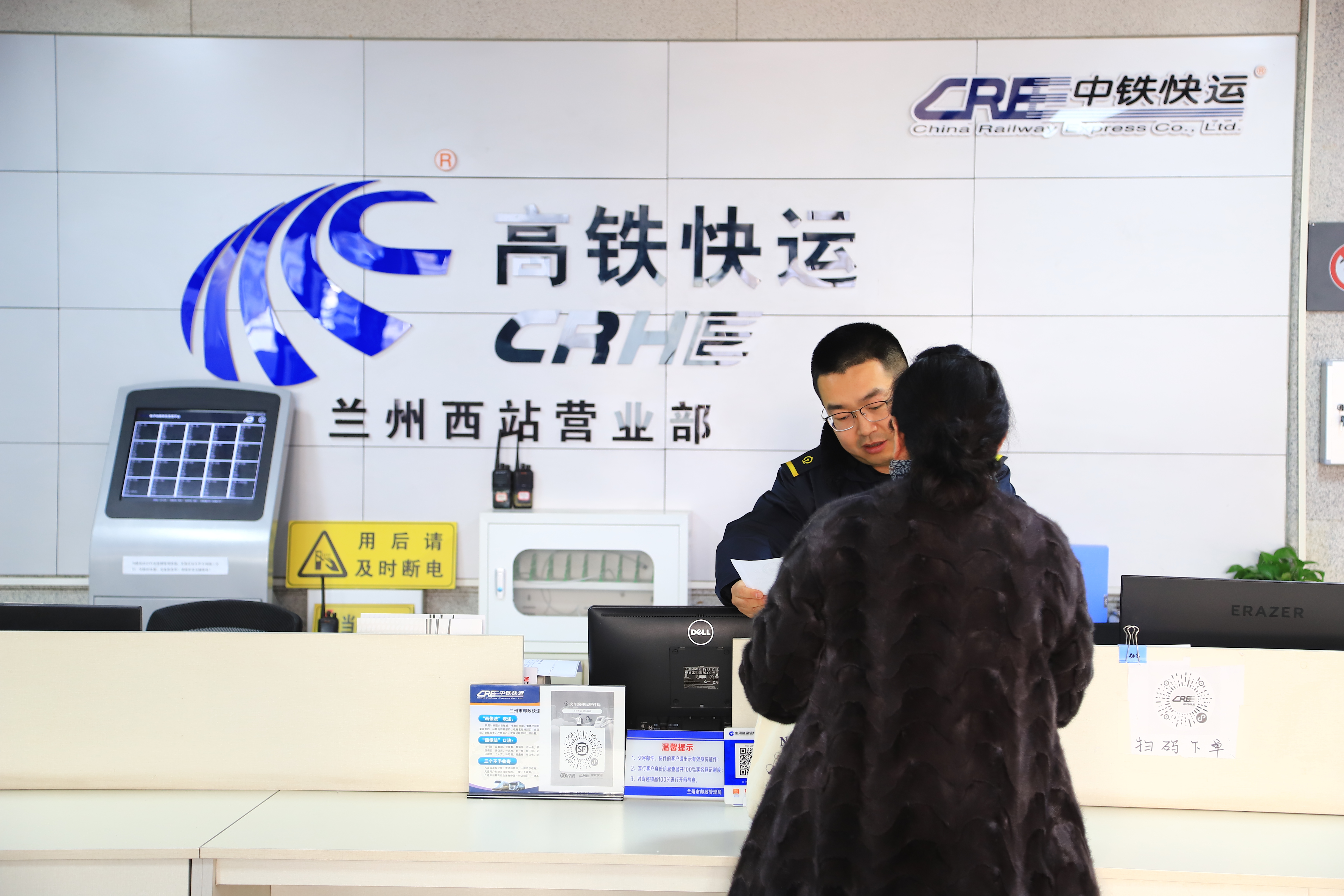 办理宠物托运手续　通讯员　王光辉　摄