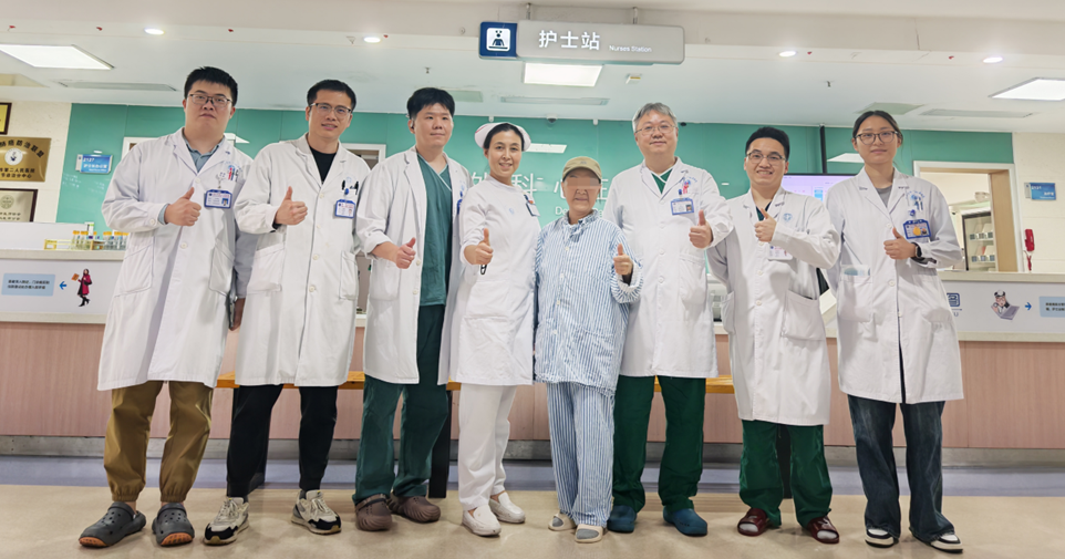 （出院前患者与医护团队合影）