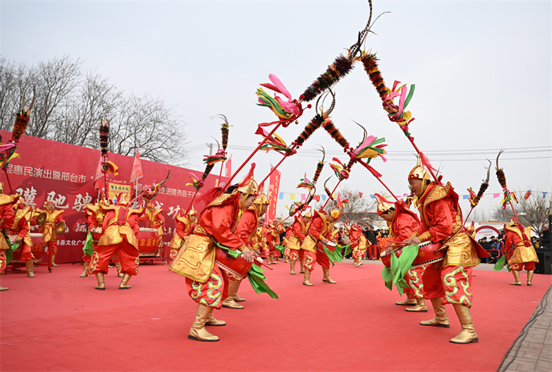 2月10日，隆尧县千户营村民在“村晚”现场表演国家级非遗项目隆尧招子鼓。