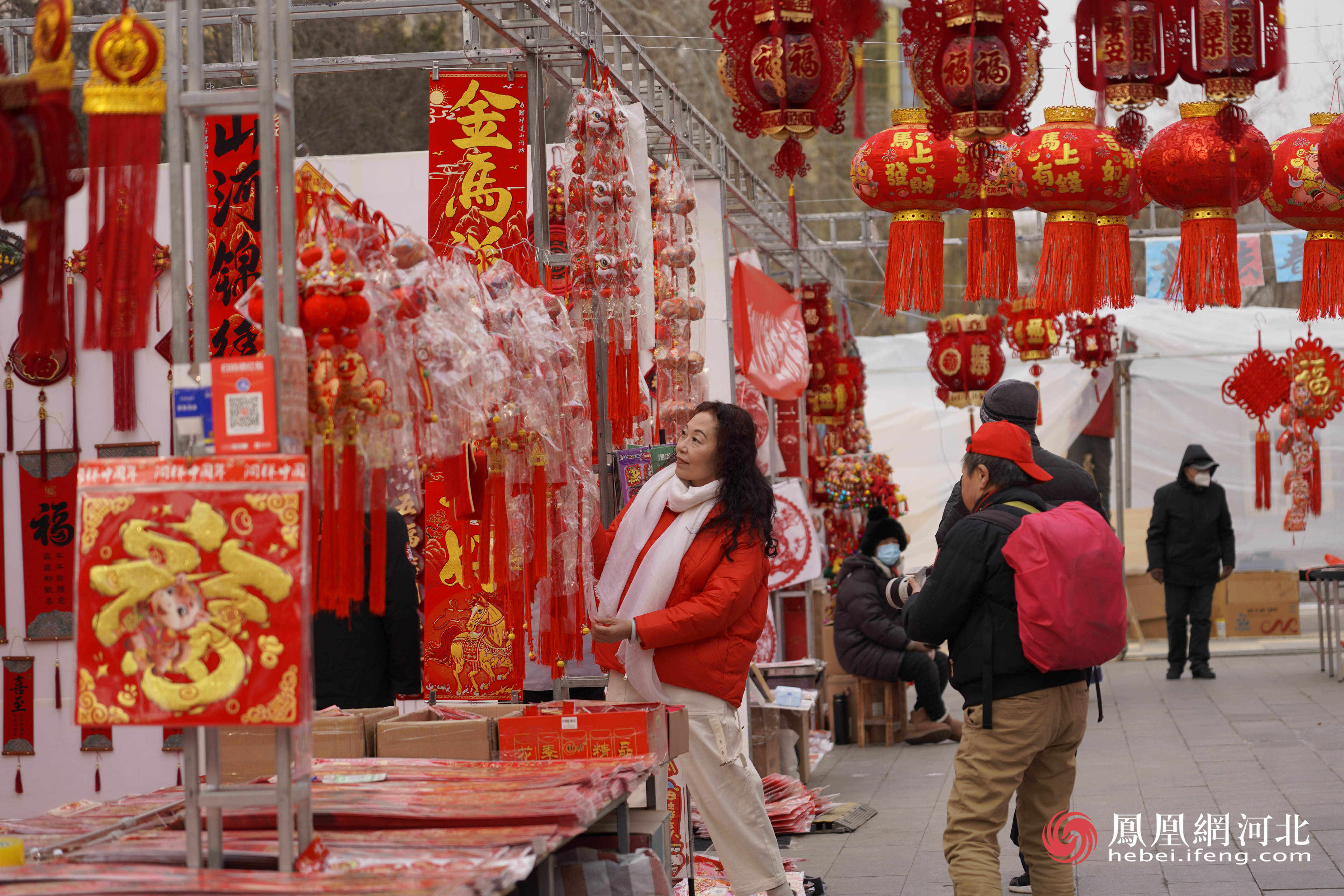 市民挑选年货场景