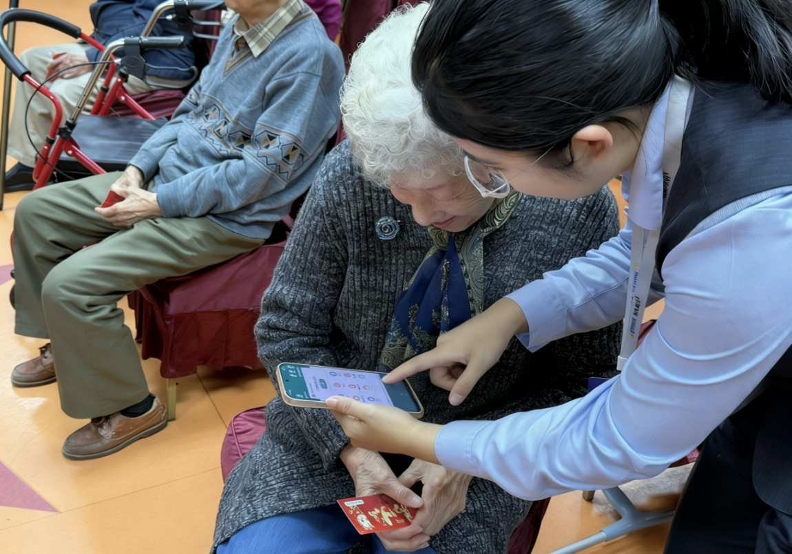 教老年人使用大字版掌银