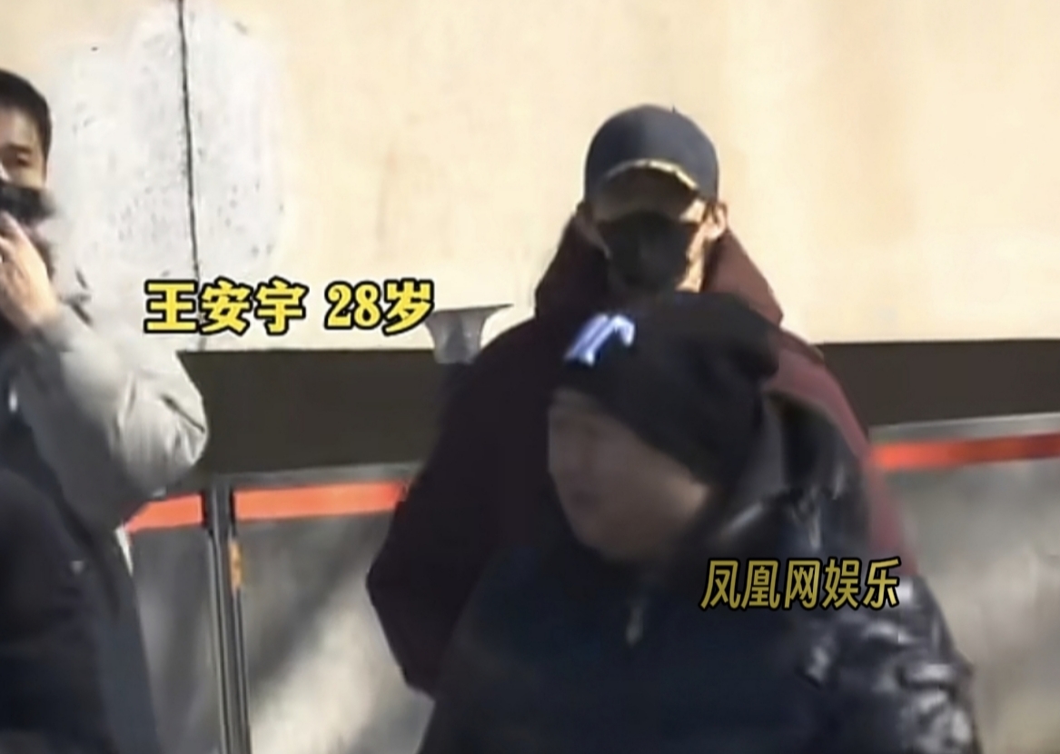 王安宇戴鸭舌帽低调现身。