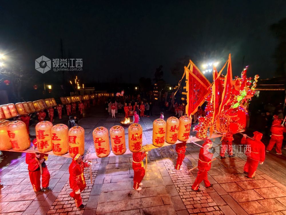 江西分宜：百米板凳龙闹新春（图）