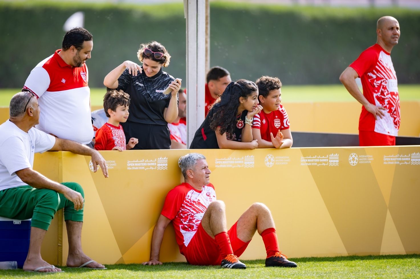 参赛的队员和场边的观众其乐融融