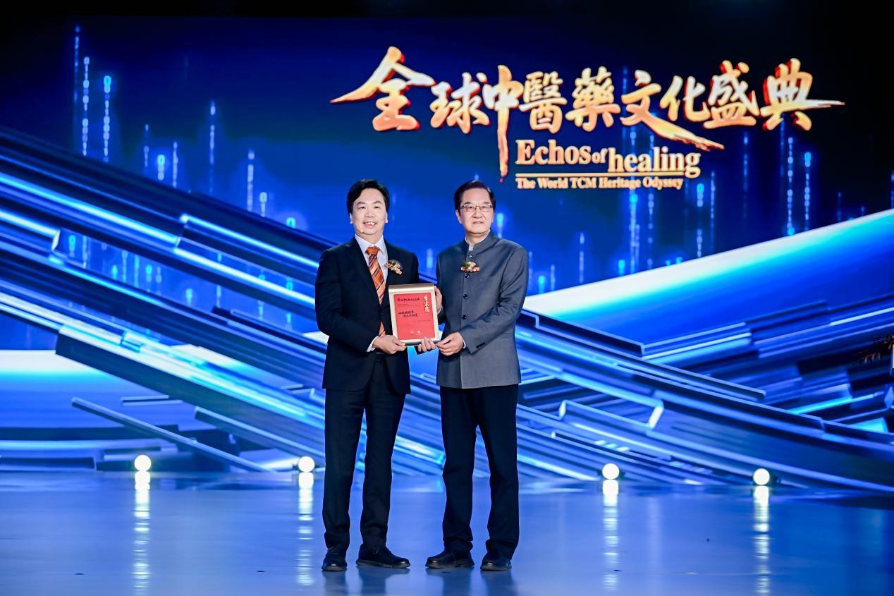 美国硅谷阳气整合医学中心首席执行官李宗恩(左)