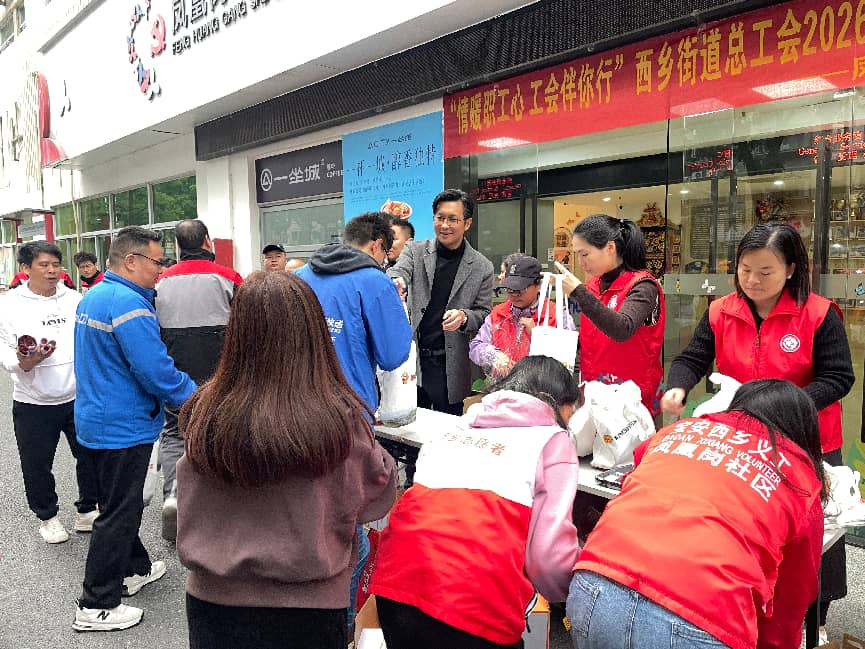 春联福字送上门 饺子汤圆暖人心 凤凰岗社区让留深建设者过个“温暖年”