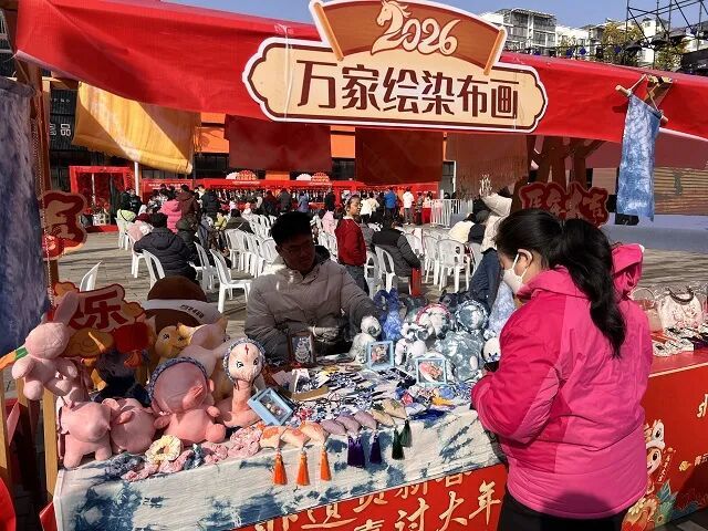 市民在南昌京3+文化公园体验非遗活动