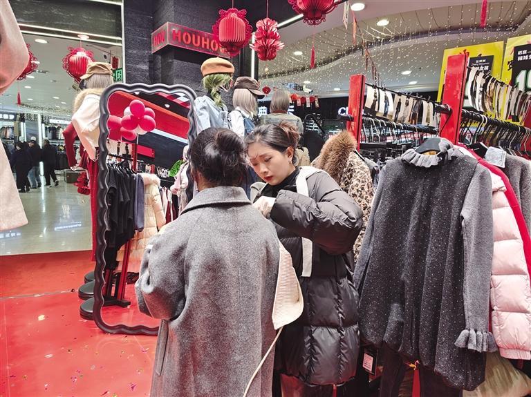 店员为顾客搭配衣服