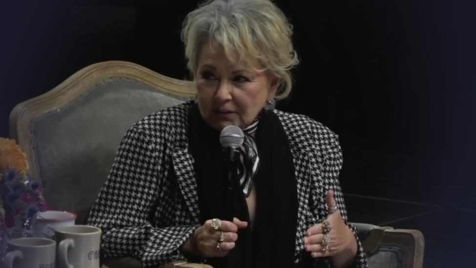 女演员曾对卡尔森爆料：美国上流精英是“吸血鬼”，他们吃婴儿、喝人血