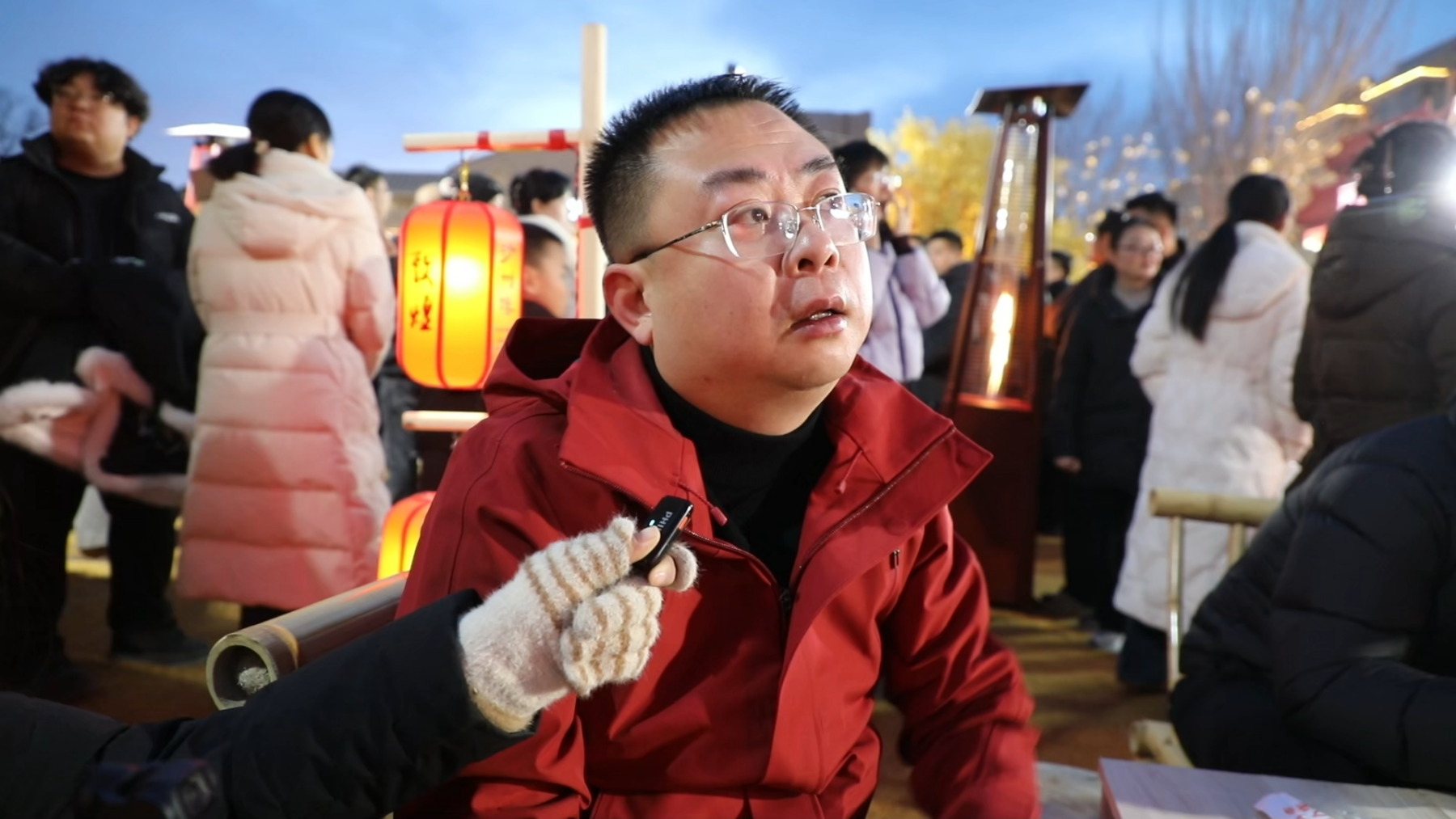 湖南游客蒋先生说：“我感觉这个敦煌大集很漂亮，灯光也做的比较好，而且今天天气不冷，我们在外面活动也比较开心，这儿的美食也很好吃。”