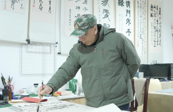 白杨镇武铜社区“一老一小”幸福院，居民正在练字