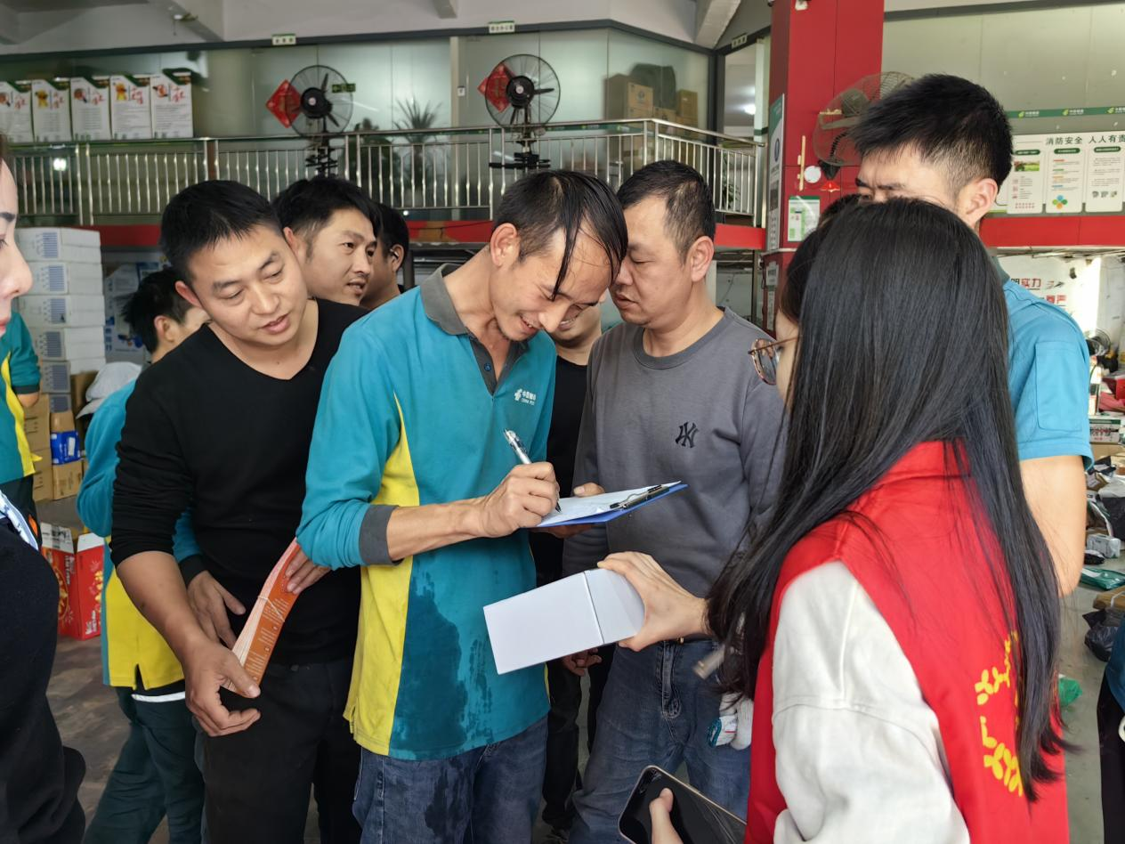 铁岗社区工联会慰问新业态快递员，真情关怀暖一线 “城市摆渡人”