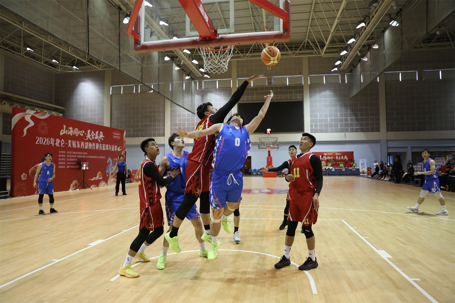 一场跨越山海的“迎春篮球派对”!北仑与美姑球员赛场共叙协作情