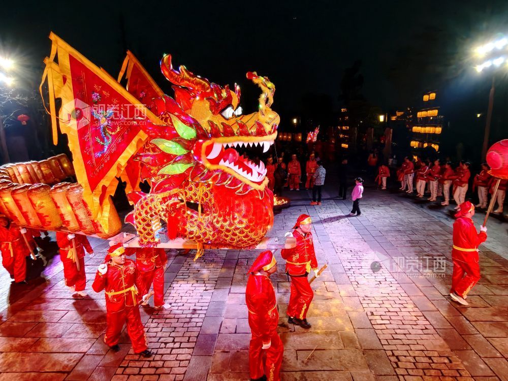 江西分宜：百米板凳龙闹新春（图）