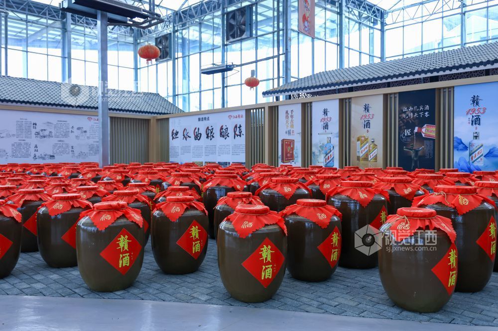 2月7日上午，赣酒文化园开园暨洞藏馆开馆仪式在江西吉安市新干县金果世界景区隆重举行，标志着这座集生产、文化、体验、度假于一体的酒文旅融合标杆项目全面迎客。