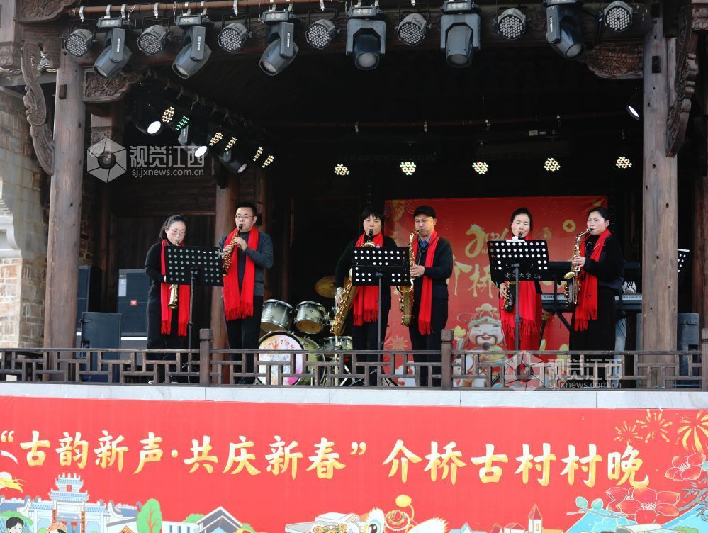 江西分宜:古村村晚贺新春(图)