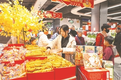 图为市民在超市年货区购买巧克力。 黄苏明摄