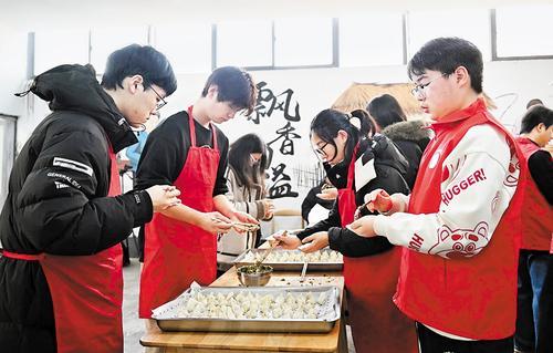 2月4日，邢台市南和区寒假回乡大学生志愿者在左李召村孝老食堂为老人包饺子。 本组图片由本报记者赵永辉摄