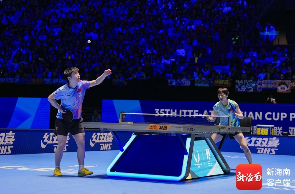 孙颖莎在比赛中发球。记者 李昊 摄