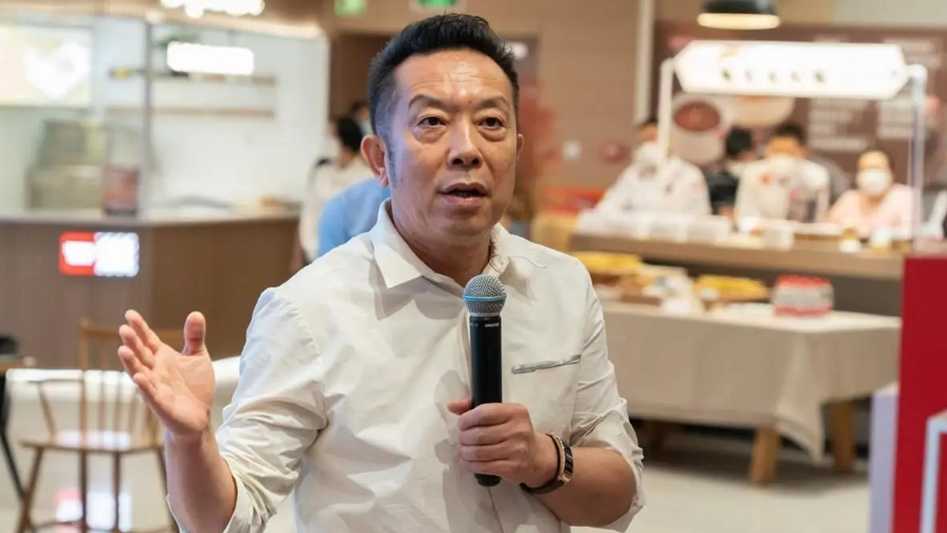 贾国龙卸任西贝小牛法定代表人，公司更名为“贝牛餐饮”，此前贾国龙自嘲“爹味儿”很重，称将不再打造个人IP，而是回归一线、聚焦主业