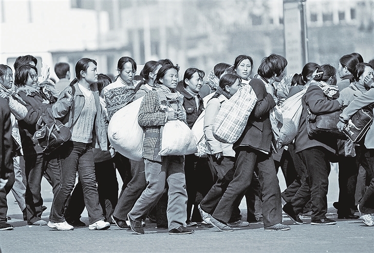 2002年的郑州火车站，乘客排队进站，“蛇皮袋”成出行标配。记者 白周峰 摄