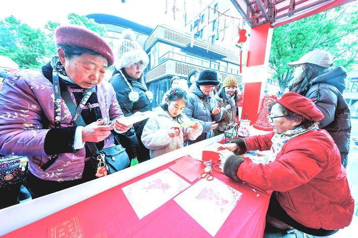 市民游客体验传统剪纸 摄影：楚天都市报极目新闻记者肖颢