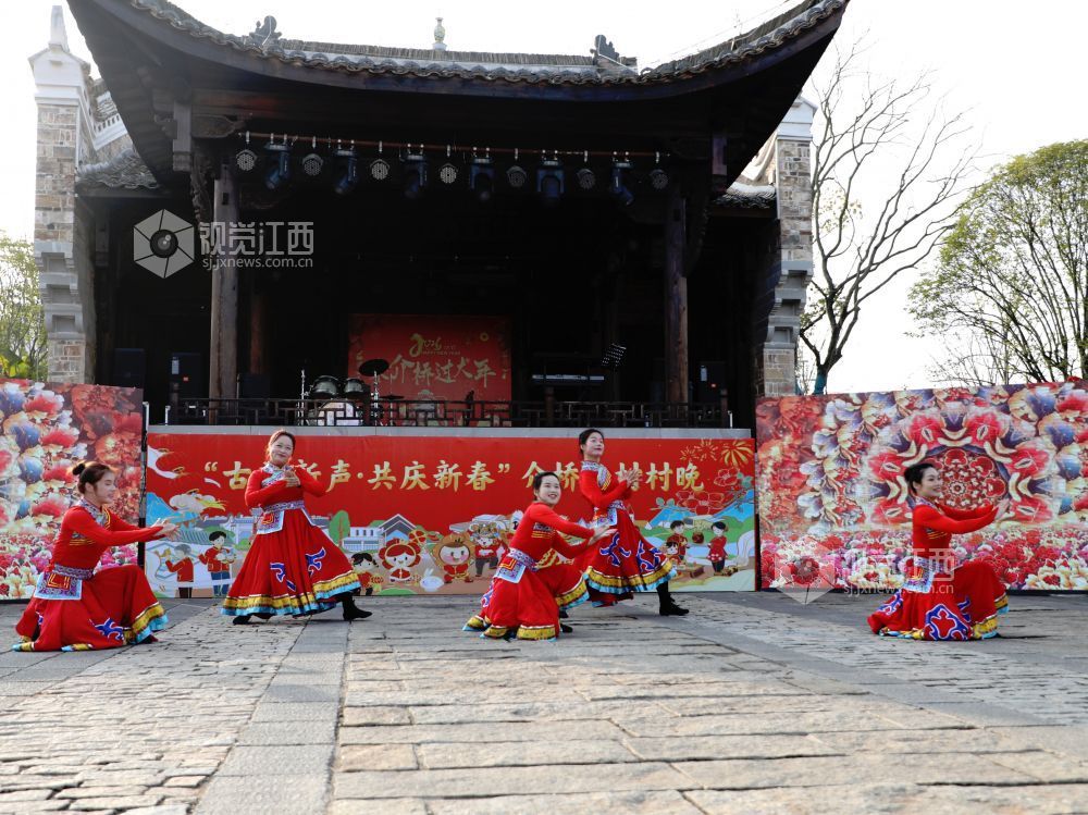 江西分宜:古村村晚贺新春(图)