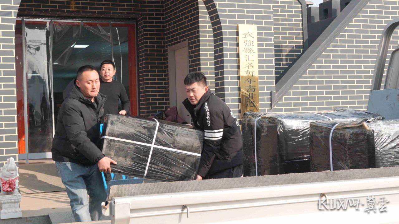 汇名轩年画非遗工坊的工人将打包好的年画装车。长城网&middot;冀云客户端记者 李雄飞 熊庆
