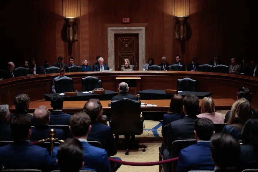 美媒：高官接连破防，丑闻越挖越深，特朗普中期选举悬了