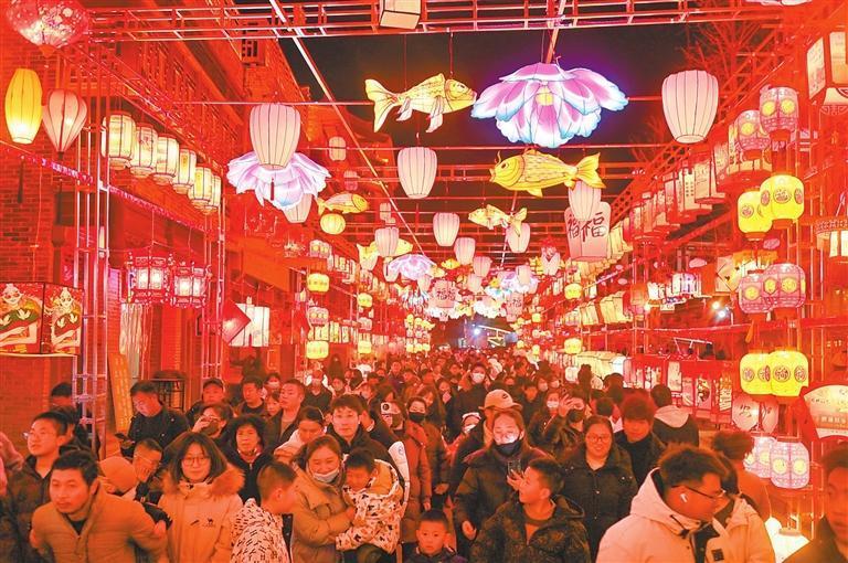 马年春节前夕，“点亮陇西堂”二〇二六年新春文旅商贸活动在陇西县火热举行。新甘肃&middot;甘肃日报通讯员　崔翔龙