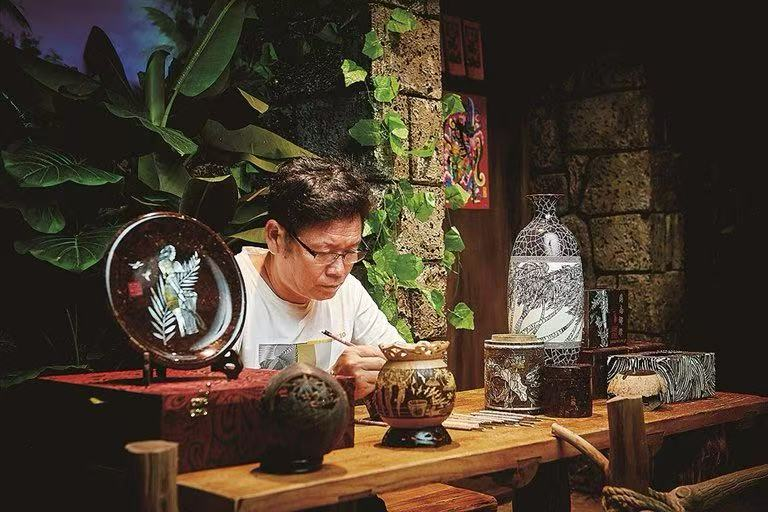 海南椰雕省级代表性传承人柯秋枫正在进行创作（图片来源：海南省旅文厅）