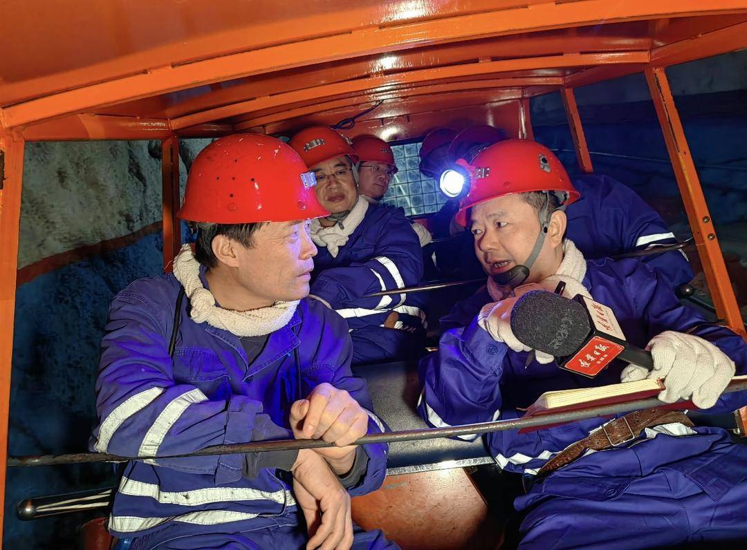 本报记者张小龙（右）在井下680米采访老虎台矿矿长刘兴发。
