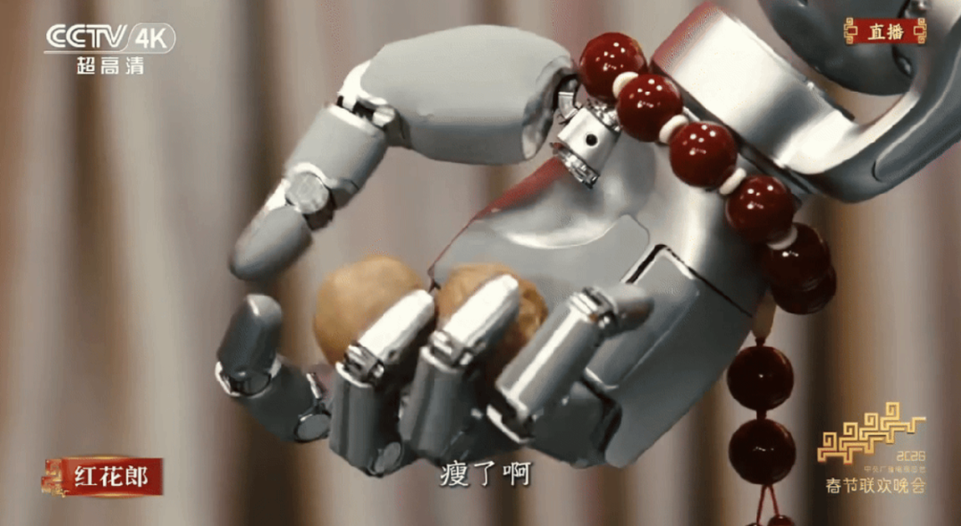 银河通用人形机器人Galbot G1手盘核桃，图片来源：中央广播电视总台《2026年春节联欢晚会》