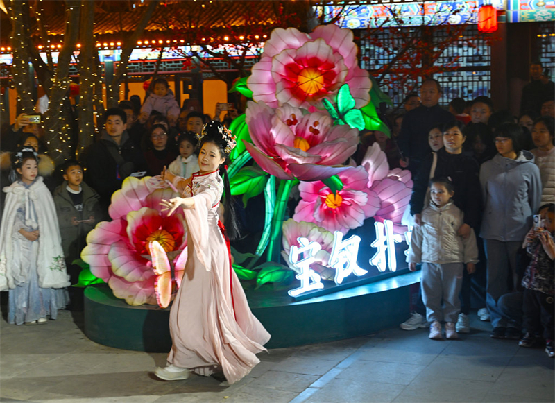 2月17日，游客在正定荣国府景区观看“一梦入红楼”演出。