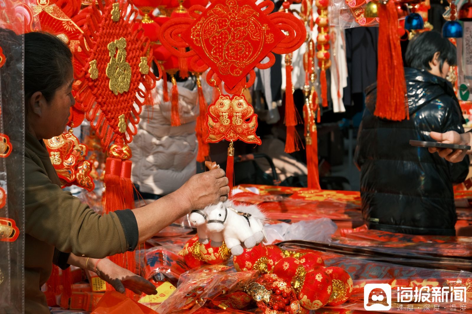 马年新春，今年特别流行各类小马挂饰。