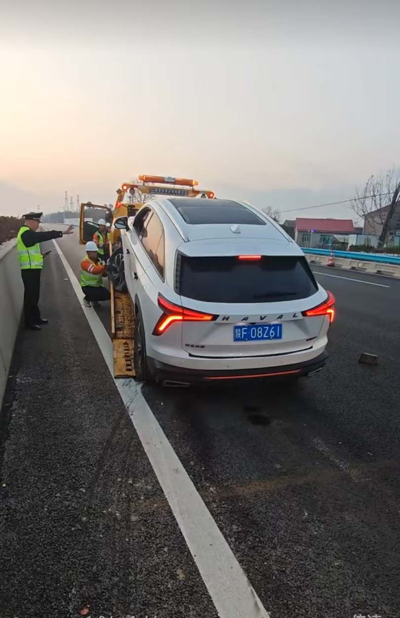 图二：车故车辆被牵引至拖车上 (2).jpg