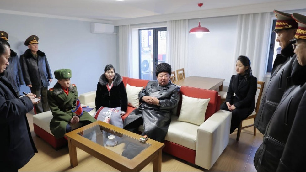 金正恩看望海外参战烈属家庭,现场画面曝光