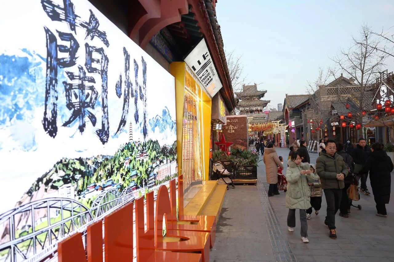 市民和游客在兰州市七里河区兰州老街游览　陈斌　摄