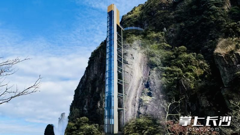 莽山景区山顶海拔约1500米处加设无障碍电梯。