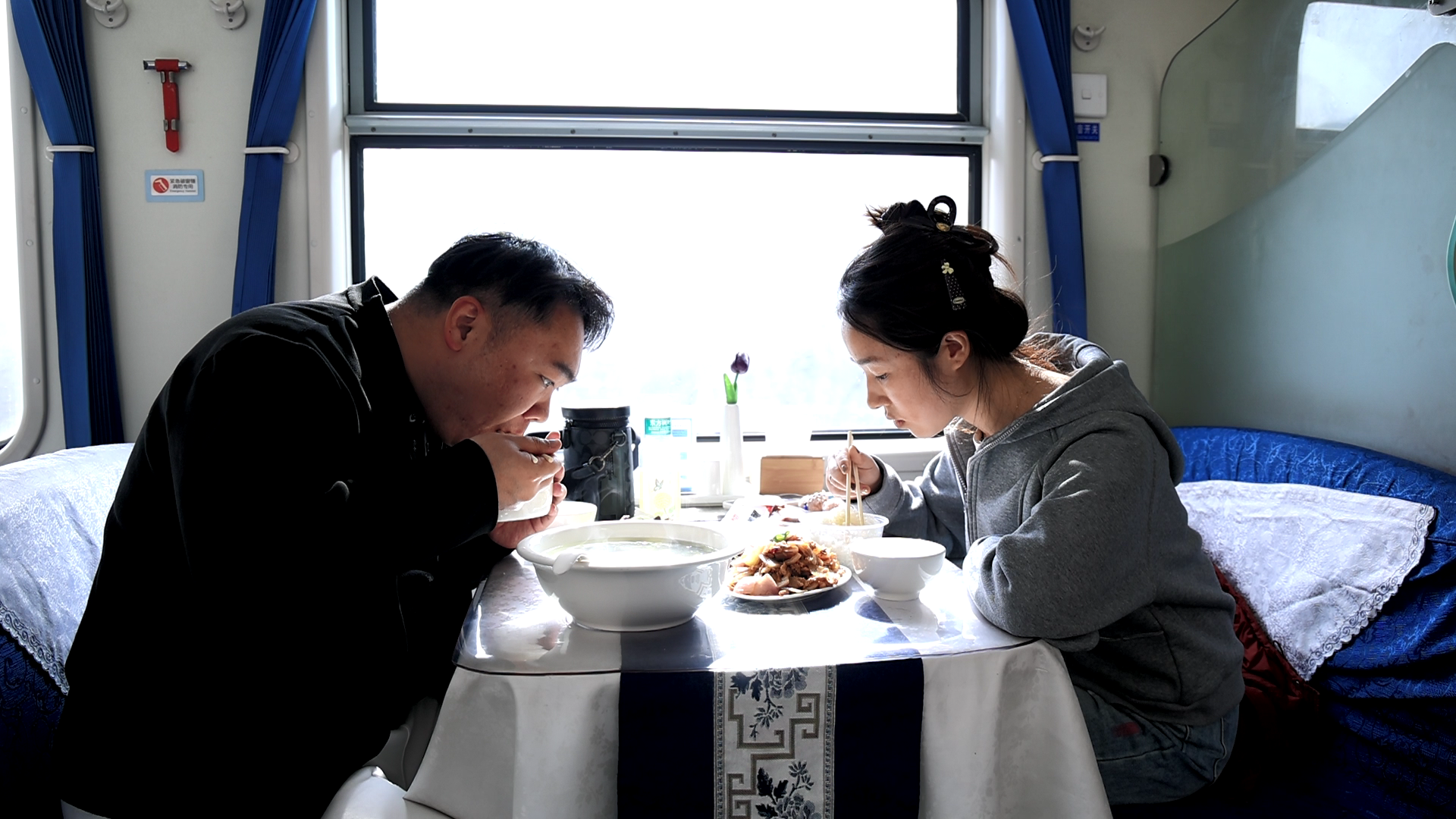 旅客在餐车就餐