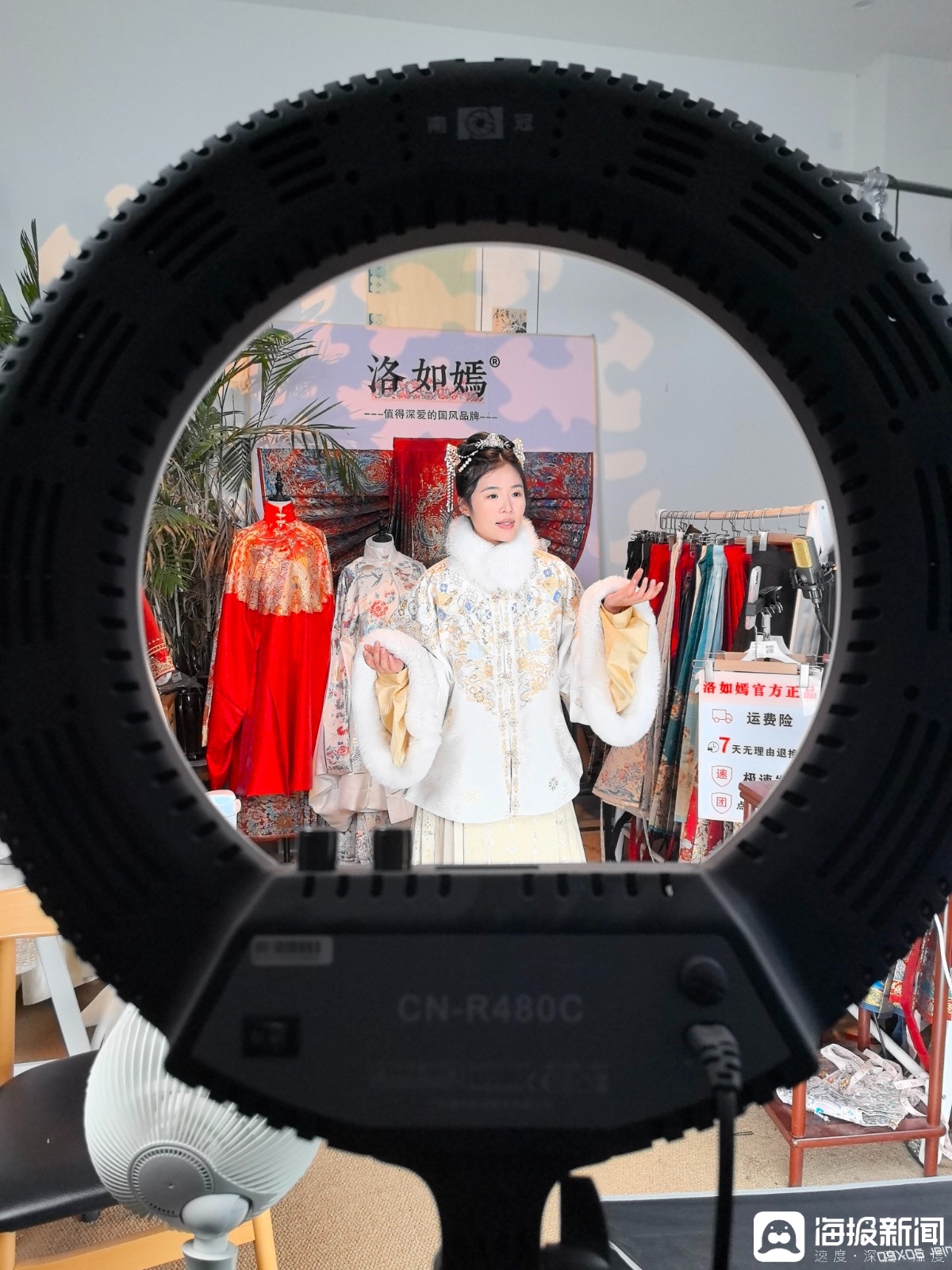 2月6日，汉服直播间里正在直播的主播。