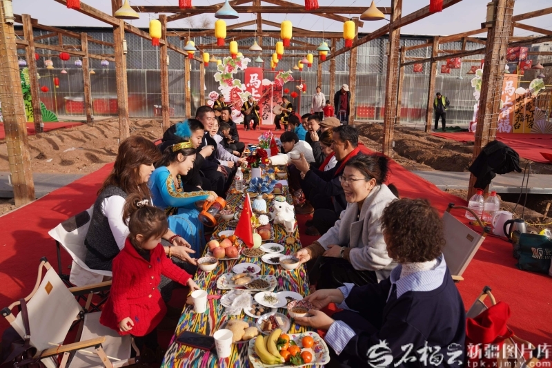 2月18日,吐鲁番市高昌区葡萄夜市,作为春节期间特色文旅活动之一,“吐鲁番下午茶”斗茶活动持续火热。吾斯曼·阿不都摄