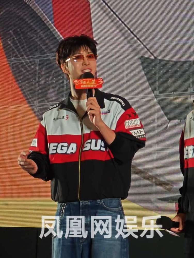 #飞驰人生3北京路演 范丞丞谈影片拍摄过程中印象最深刻的是刚开机时拍摄吃火锅的一场戏份，再次见到大家聚在一起，有一种“复仇者联盟”再集结的感觉，像是看到“电影里面一直很喜欢的角色出现的感觉”。#飞驰人